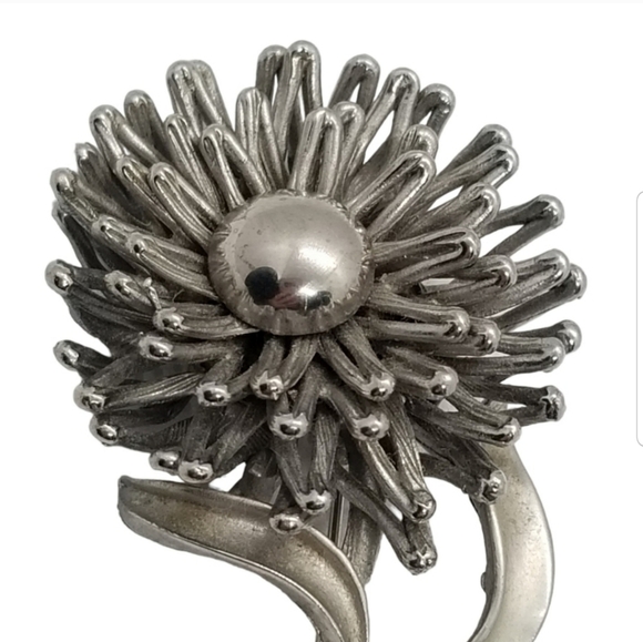 VINTAGE MID CENTURY MODERN LARGE SILVERTONED DAISY FLOWER BROOCH - Picture 2 of 3